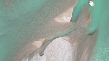 Tagliamento ve Fella nehirlerinin gündüz manzarası İtalya 'da buluşuyor.