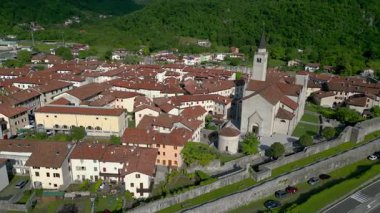 Friulian 'ın Venzone köyünü gözlemlemek harika dağlık arazide nadir bir güzellik sergiliyor..