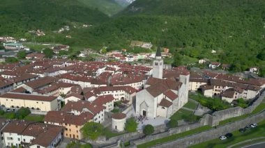 Friulian 'ın Venzone köyünü gözlemlemek harika dağlık arazide nadir bir güzellik sergiliyor..