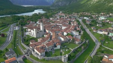 Venzone 'nin Friulian köyü muhteşem dağlık arazide nadir bir güzellik sergiliyor..