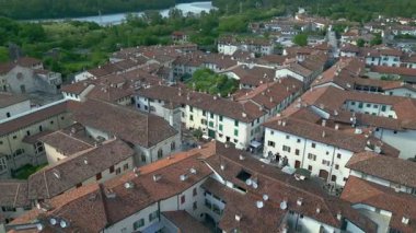 Venzone 'nin Friulian köyü muhteşem dağlık arazide nadir bir güzellik sergiliyor..