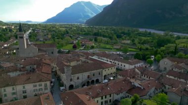Venzone 'nin Friulian köyü muhteşem dağlık arazide nadir bir güzellik sergiliyor..