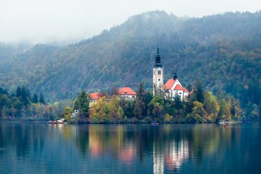 Slovenya, Bled - 16 Ekim 2024: Slovenya 'da tekneler ve mistik cazibeler arasında, Gölü' nün büyülü atmosferi sonbaharda patladı