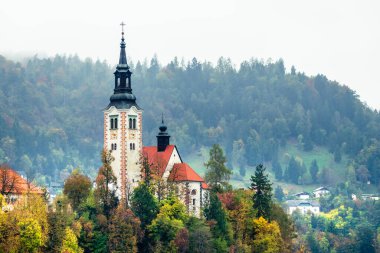 Slovenya, Bled - 16 Ekim 2024: Slovenya 'da tekneler ve mistik cazibeler arasında, Gölü' nün büyülü atmosferi sonbaharda patladı