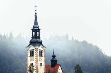 Slovenya, Bled - 16 Ekim 2024: Slovenya 'da tekneler ve mistik cazibeler arasında, Gölü' nün büyülü atmosferi sonbaharda patladı