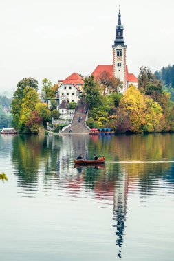 Slovenya, Bled - 16 Ekim 2024: Slovenya 'da tekneler ve mistik cazibeler arasında, Gölü' nün büyülü atmosferi sonbaharda patladı