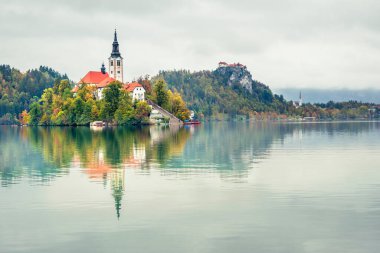 Slovenya, Bled - 16 Ekim 2024: Slovenya 'da tekneler ve mistik cazibeler arasında, Gölü' nün büyülü atmosferi sonbaharda patladı