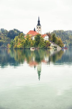 Slovenya, Bled - 16 Ekim 2024: Slovenya 'da tekneler ve mistik cazibeler arasında, Gölü' nün büyülü atmosferi sonbaharda patladı