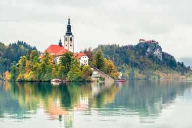 Slovenya, Bled - 16 Ekim 2024: Slovenya 'da tekneler ve mistik cazibeler arasında, Gölü' nün büyülü atmosferi sonbaharda patladı