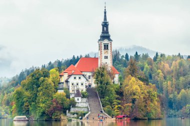 Slovenya, Bled - 16 Ekim 2024: Slovenya 'da tekneler ve mistik cazibeler arasında, Gölü' nün büyülü atmosferi sonbaharda patladı