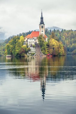 Slovenya, Bled - 16 Ekim 2024: Slovenya 'da tekneler ve mistik cazibeler arasında, Gölü' nün büyülü atmosferi sonbaharda patladı