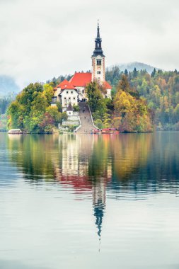 Slovenya, Bled - 16 Ekim 2024: Slovenya 'da tekneler ve mistik cazibeler arasında, Gölü' nün büyülü atmosferi sonbaharda patladı