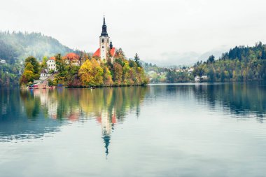 Slovenya, Bled - 16 Ekim 2024: Slovenya 'da tekneler ve mistik cazibeler arasında, Gölü' nün büyülü atmosferi sonbaharda patladı