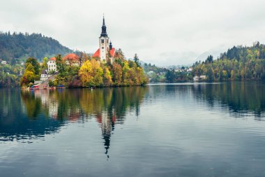 Slovenya, Bled - 16 Ekim 2024: Slovenya 'da tekneler ve mistik cazibeler arasında, Gölü' nün büyülü atmosferi sonbaharda patladı