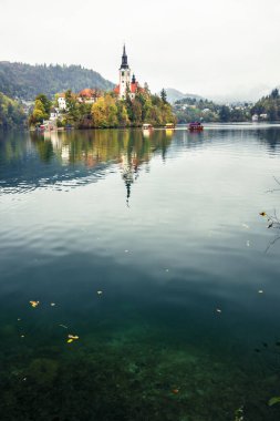 Slovenya, Bled - 16 Ekim 2024: Slovenya 'da tekneler ve mistik cazibeler arasında, Gölü' nün büyülü atmosferi sonbaharda patladı