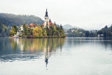 Slovenya, Bled - 16 Ekim 2024: Slovenya 'da tekneler ve mistik cazibeler arasında, Gölü' nün büyülü atmosferi sonbaharda patladı