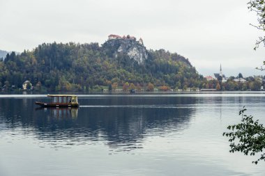 Slovenya, Bled - 16 Ekim 2024: Slovenya 'da tekneler ve mistik cazibeler arasında, Gölü' nün büyülü atmosferi sonbaharda patladı