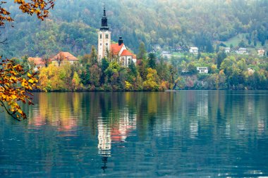 Slovenya, Bled - 16 Ekim 2024: Slovenya 'da tekneler ve mistik cazibeler arasında, Gölü' nün büyülü atmosferi sonbaharda patladı