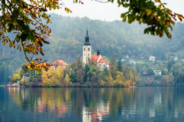 Slovenya, Bled - 16 Ekim 2024: Slovenya 'da tekneler ve mistik cazibeler arasında, Gölü' nün büyülü atmosferi sonbaharda patladı