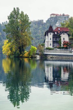 Slovenya, Bled - 16 Ekim 2024: Slovenya 'da tekneler ve mistik cazibeler arasında, Gölü' nün büyülü atmosferi sonbaharda patladı