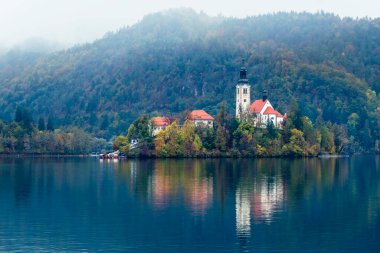 Slovenya, Bled - 16 Ekim 2024: Slovenya 'da tekneler ve mistik cazibeler arasında, Gölü' nün büyülü atmosferi sonbaharda patladı