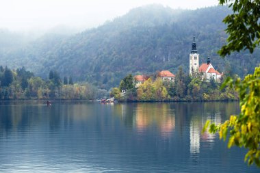 Slovenya, Bled - 16 Ekim 2024: Slovenya 'da tekneler ve mistik cazibeler arasında, Gölü' nün büyülü atmosferi sonbaharda patladı
