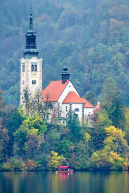 Slovenya, Bled - 16 Ekim 2024: Slovenya 'da tekneler ve mistik cazibeler arasında, Gölü' nün büyülü atmosferi sonbaharda patladı