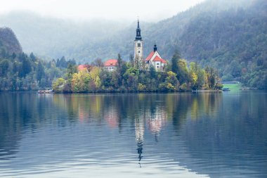 Slovenya, Bled - 16 Ekim 2024: Slovenya 'da tekneler ve mistik cazibeler arasında, Gölü' nün büyülü atmosferi sonbaharda patladı