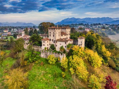Sonbaharda Friuli tepelerindeki Cassacco Kalesi 'nin insansız hava aracı görüntüsü..