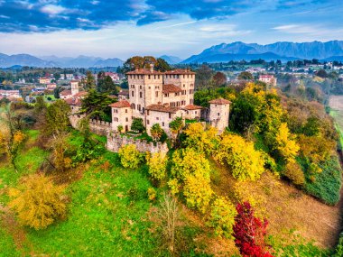 Sonbaharda Friuli tepelerindeki Cassacco Kalesi 'nin insansız hava aracı görüntüsü..
