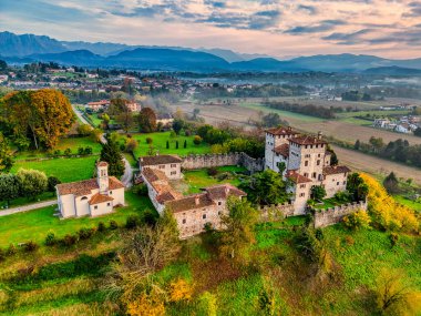 Sonbaharda Friuli tepelerindeki Cassacco Kalesi 'nin insansız hava aracı görüntüsü..