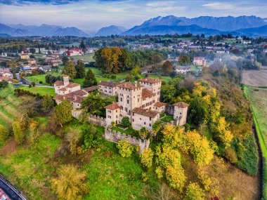 Sonbaharda Friuli tepelerindeki Cassacco Kalesi 'nin insansız hava aracı görüntüsü..