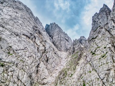 Creta Grauzaria 'daki Carnic Alpleri' nin dağları ve vahşi manzaraları