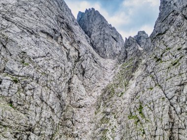 Creta Grauzaria 'daki Carnic Alpleri' nin dağları ve vahşi manzaraları
