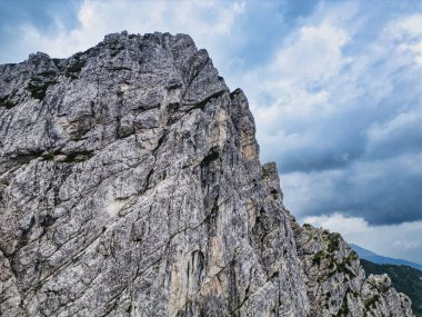 Creta Grauzaria 'daki Carnic Alpleri' nin dağları ve vahşi manzaraları