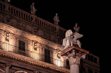 Verona, İtalya - 09 Aralık 2023: Verona 'nın kışın eski sokaklarının manzarası