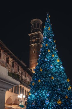 Verona, İtalya - 09 Aralık 2023: Verona 'nın kışın eski sokaklarının manzarası