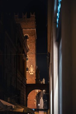 Verona, İtalya - 09 Aralık 2023: Verona 'nın kışın eski sokaklarının manzarası