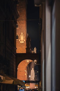 Verona, İtalya - 09 Aralık 2023: Verona 'nın kışın eski sokaklarının manzarası