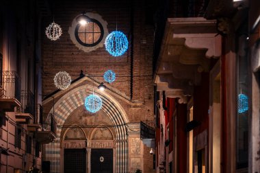 Verona, İtalya - 09 Aralık 2023: Verona 'nın kışın eski sokaklarının manzarası