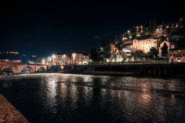 Verona, İtalya - 09 Aralık 2023: Verona 'nın kışın eski sokaklarının manzarası