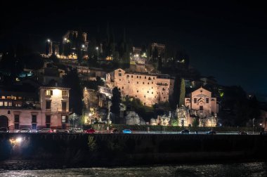 Verona, İtalya - 09 Aralık 2023: Verona 'nın kışın eski sokaklarının manzarası