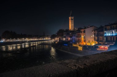 Verona, İtalya - 09 Aralık 2023: Verona 'nın kışın eski sokaklarının manzarası