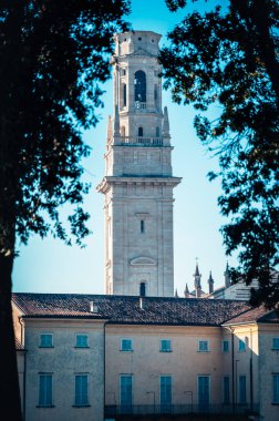 Verona, İtalya - 09 Aralık 2023: Veronas 'ın eski sokaklarına kış bakışı, basit evler ve soğuk bir cazibe