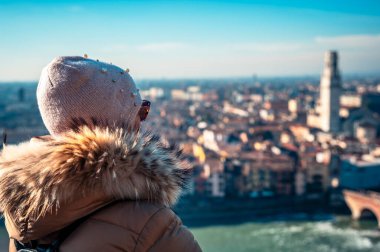 Verona, İtalya - 09 Aralık 2023: Veronas 'ın eski sokaklarına kış bakışı, basit evler ve soğuk bir cazibe