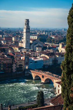 Verona, İtalya - 09 Aralık 2023: Veronas 'ın eski sokaklarına kış bakışı, basit evler ve soğuk bir cazibe