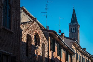 Verona, İtalya - 09 Aralık 2023: Veronas 'ın eski sokaklarına kış bakışı, basit evler ve soğuk bir cazibe