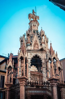 Verona, İtalya - 09 Aralık 2023: Veronas 'ın eski sokaklarına kış bakışı, basit evler ve soğuk bir cazibe