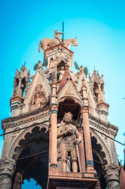 Verona, İtalya - 09 Aralık 2023: Veronas 'ın eski sokaklarına kış bakışı, basit evler ve soğuk bir cazibe