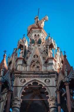 Verona, İtalya - 09 Aralık 2023: Veronas 'ın eski sokaklarına kış bakışı, basit evler ve soğuk bir cazibe